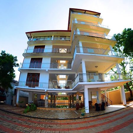 Happy Leoni Hotel Анурадхапура Экстерьер фото