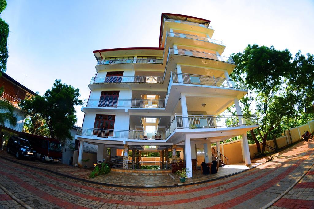 Happy Leoni Hotel Анурадхапура Экстерьер фото